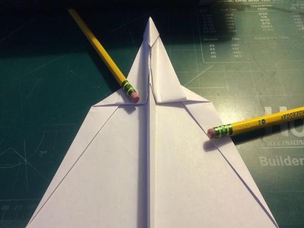 怎么用正方形折飞机能飞得很远[用正方形的纸折飞机又漂亮又飞得远]