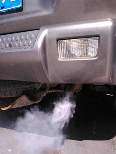 柴油发动机冒白烟是什么原因有哪些(柴油发动机飞车原因和排除方法)